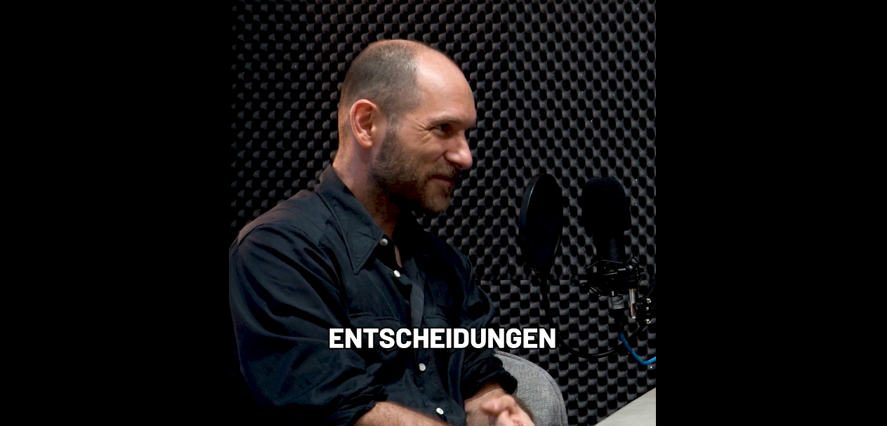Björn Eckerl im Podcaststudio bei der Aufnahme