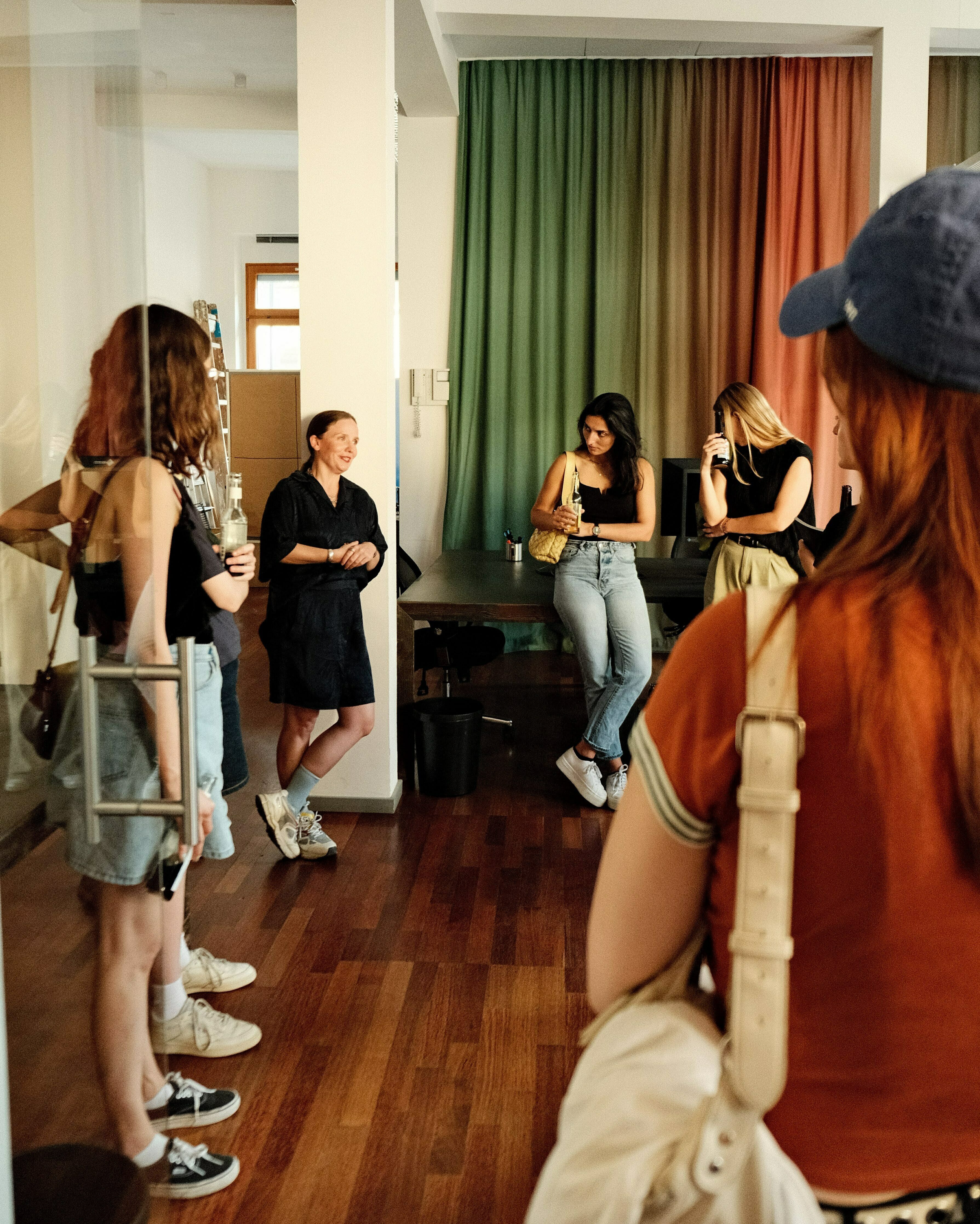 Besucherinnen des Open Viertel an der Donkey Bar.
