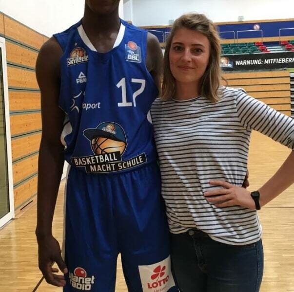 Anna Koch mit einem Fraport Skyliners Spieler