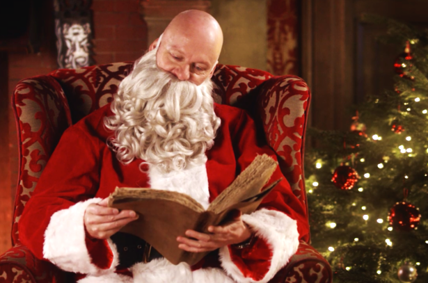 Rüdiger Hoffmann als Weihnachtsmann mit Buch